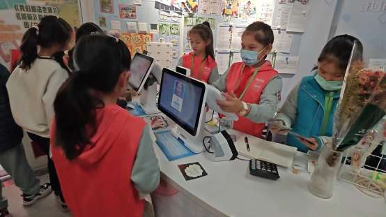 学生在校园积分超市持岗收银