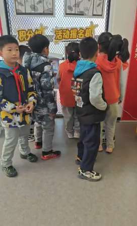 学生在活动报名机前用积分报名校园活动
